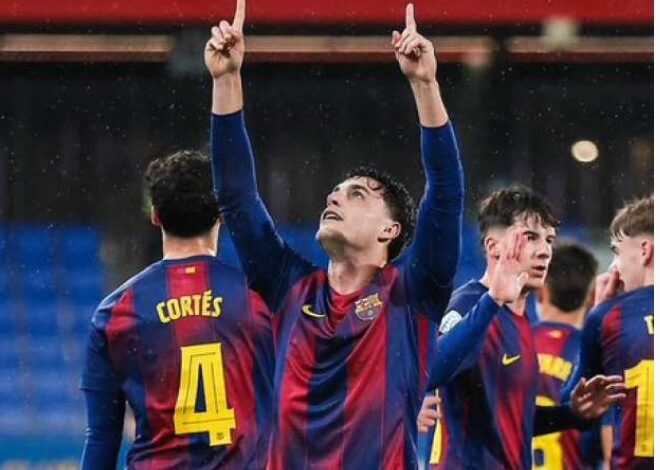 لاعبي برشلونة يحتفلون بالهدف