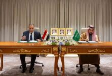 الأمير فيصل بن فرحان وبدر عبدالعاطي خلال توقيع الإتفاقية