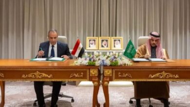 الأمير فيصل بن فرحان وبدر عبدالعاطي خلال توقيع الإتفاقية