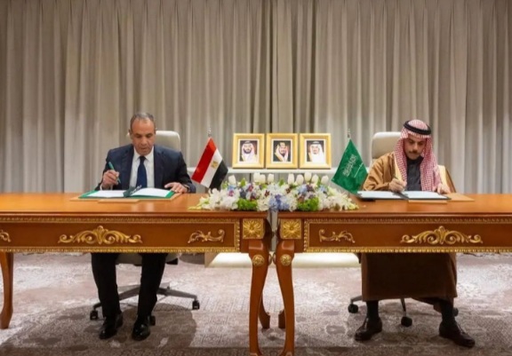 الأمير فيصل بن فرحان وبدر عبدالعاطي خلال توقيع الإتفاقية