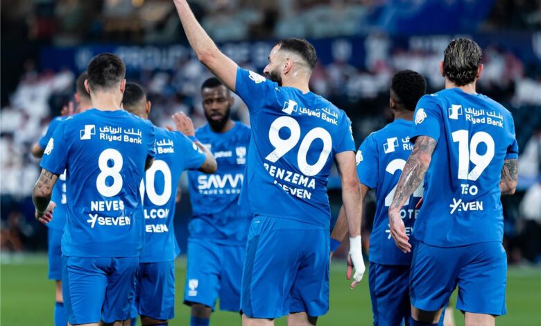 كريم بنزيما يحتفل بالهدف