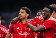 لاعبي نوتنجهام فورست يحتفلون بالهدف