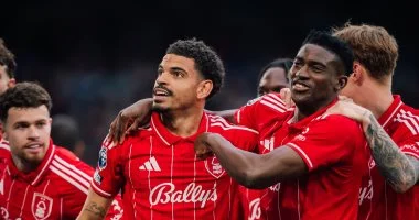 لاعبي نوتنجهام فورست يحتفلون بالهدف