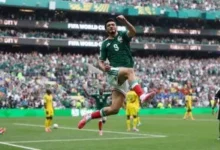 لاعب المكسيك يحتفل بالهدف الثاني