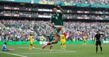 لاعب المكسيك يحتفل بالهدف الثاني