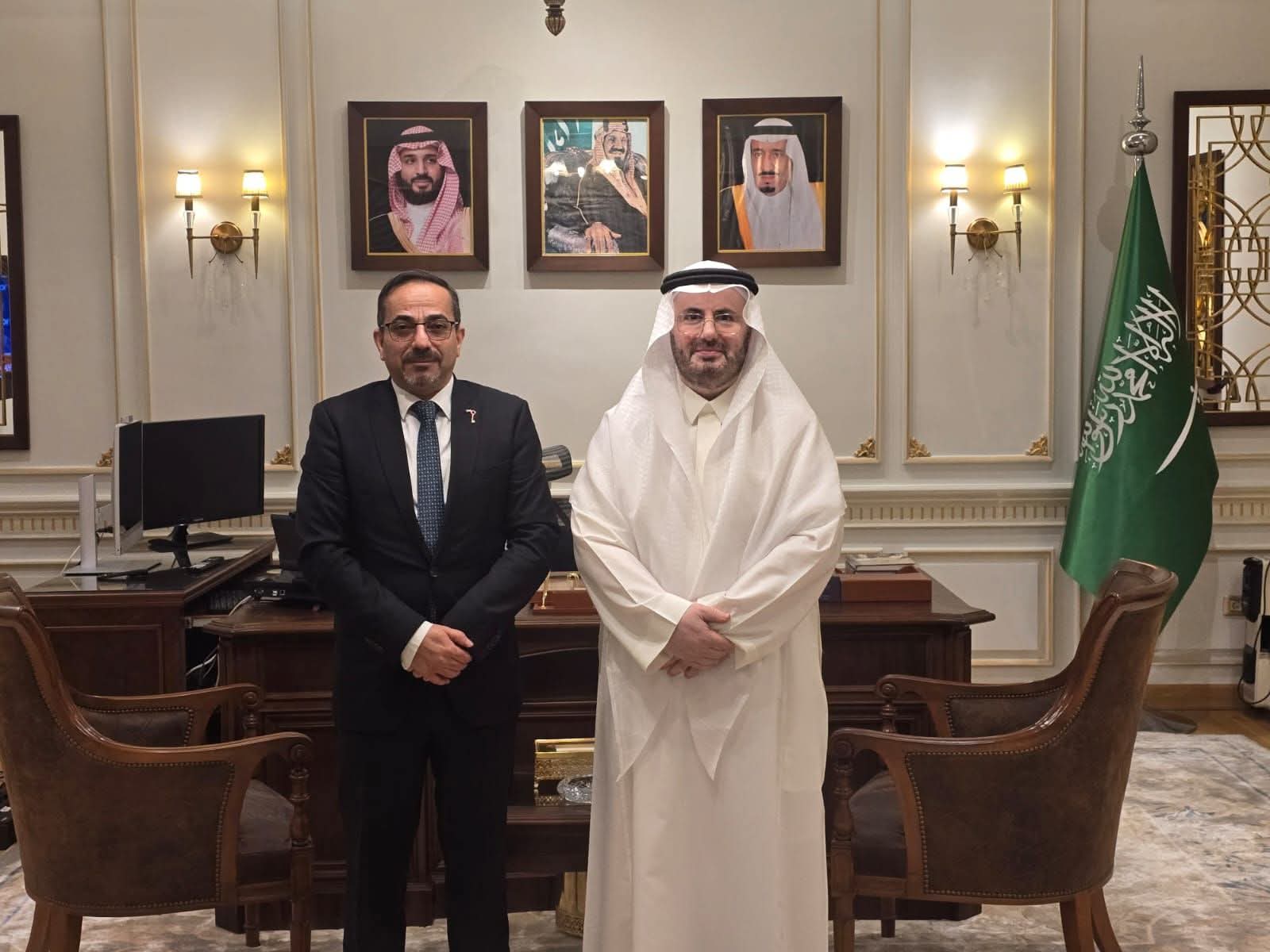 الدكتور عبدالله  بن ناصر آل داود مع القنصل العام لدولة فلسطين في الاسكندرية الاستاذ محمد شقورة