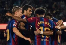 لاعبي برشلونة يحتفلون بالهدف