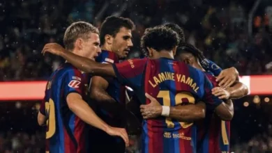 لاعبي برشلونة يحتفلون بالهدف