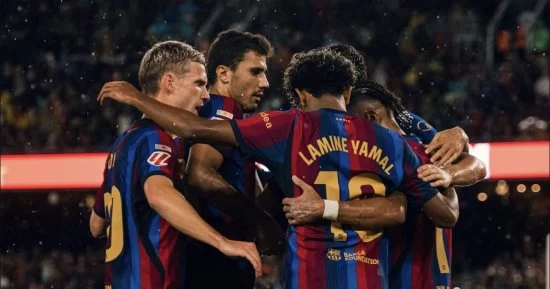 لاعبي برشلونة يحتفلون بالهدف