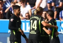لاعبي اتليتكو مدريد يحتفلون بالهدف