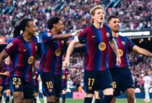 لاعبي برشلونة يحتفلون بالهدف