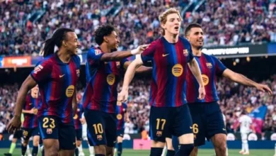 لاعبي برشلونة يحتفلون بالهدف