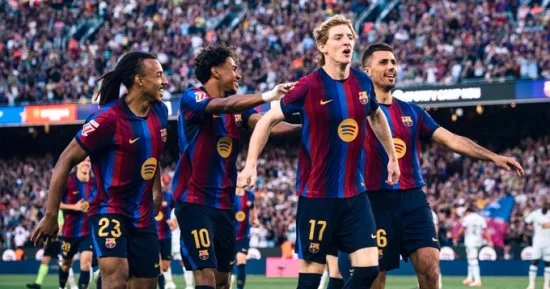 لاعبي برشلونة يحتفلون بالهدف