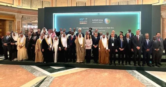 صورة جماعية عقب توقيع الإتفاقية