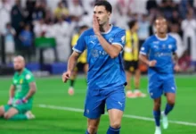 لاعب الهلال يحتفل بالهدف