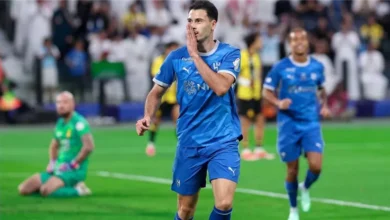 لاعب الهلال يحتفل بالهدف