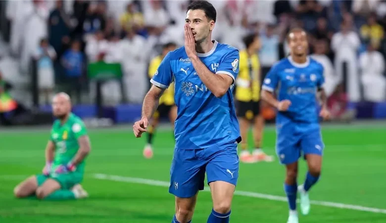 لاعب الهلال يحتفل بالهدف