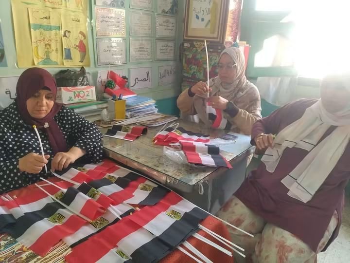 تحضيرات المعلمين داخل المعهد للإحتفال بذكري اكتوبر المجيد