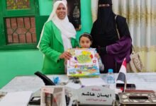 الدكتورة إيمان هاشم خلال تكريم احد المتفوقين في مسابقة القران الكريم