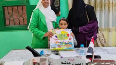 الدكتورة إيمان هاشم خلال تكريم احد المتفوقين في مسابقة القران الكريم