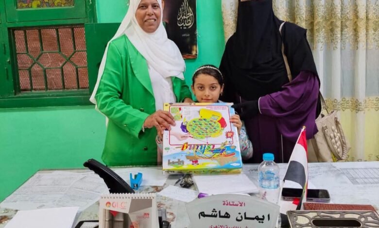 الدكتورة إيمان هاشم خلال تكريم احد المتفوقين في مسابقة القران الكريم