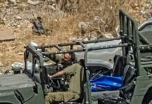 جنود الإحتلال يلتقطون سيلفي مع جثة مواطن فلسطيني