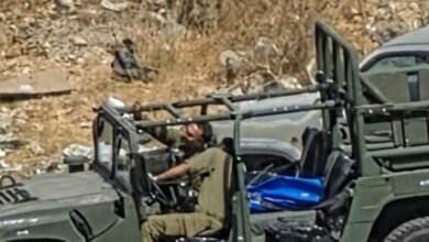 جنود الإحتلال يلتقطون سيلفي مع جثة مواطن فلسطيني